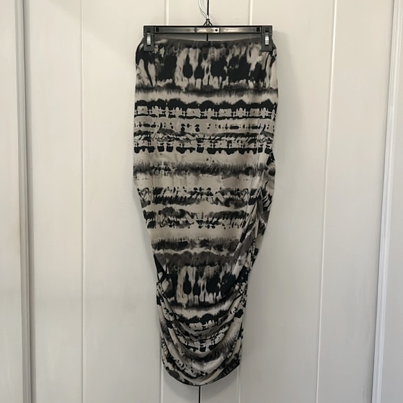 Misguided Ruched Skirt. Unlined, ruching both sides for a slimming look! Size 12 - Picture 2 of 3
